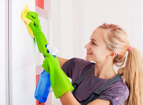 Bathroom deep cleaning during a Maida Vale tenancy handover
